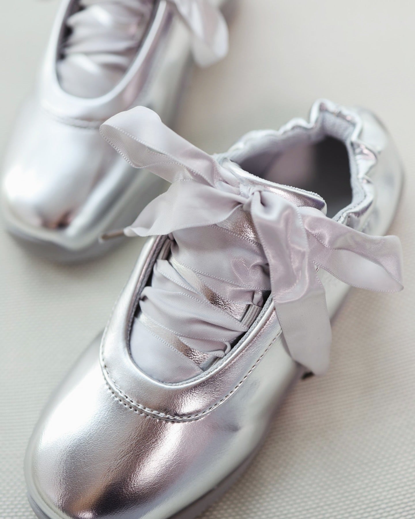 Shiny Ribbon Silver Sneakers