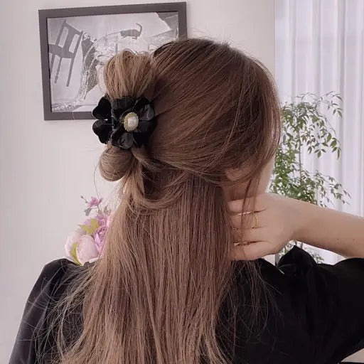 [SALE] Glossy Flower Hair Claw Clip with Pearl  – Elegant