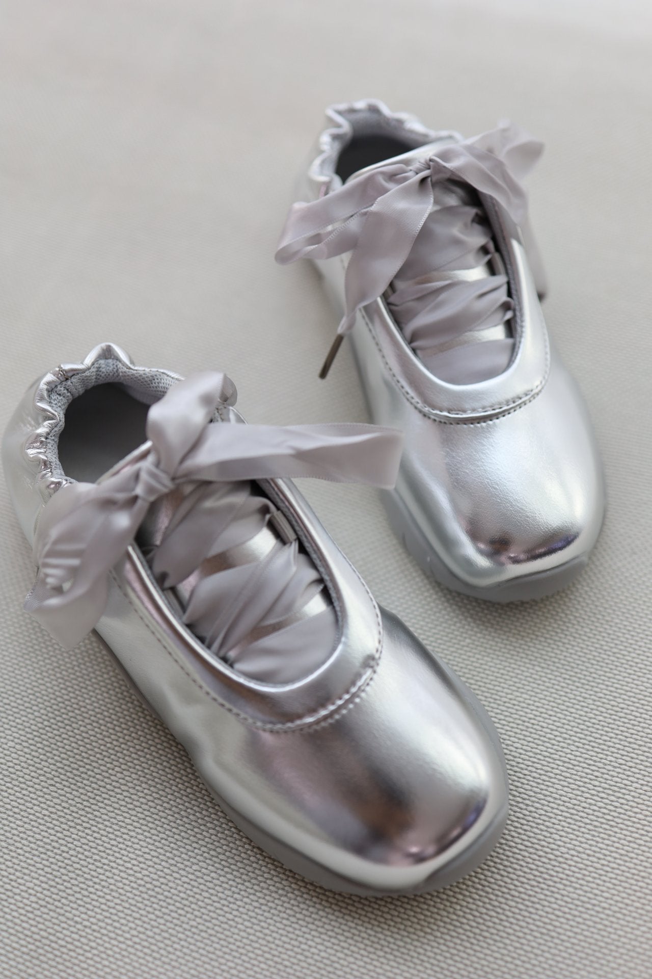 Shiny Ribbon Silver Sneakers