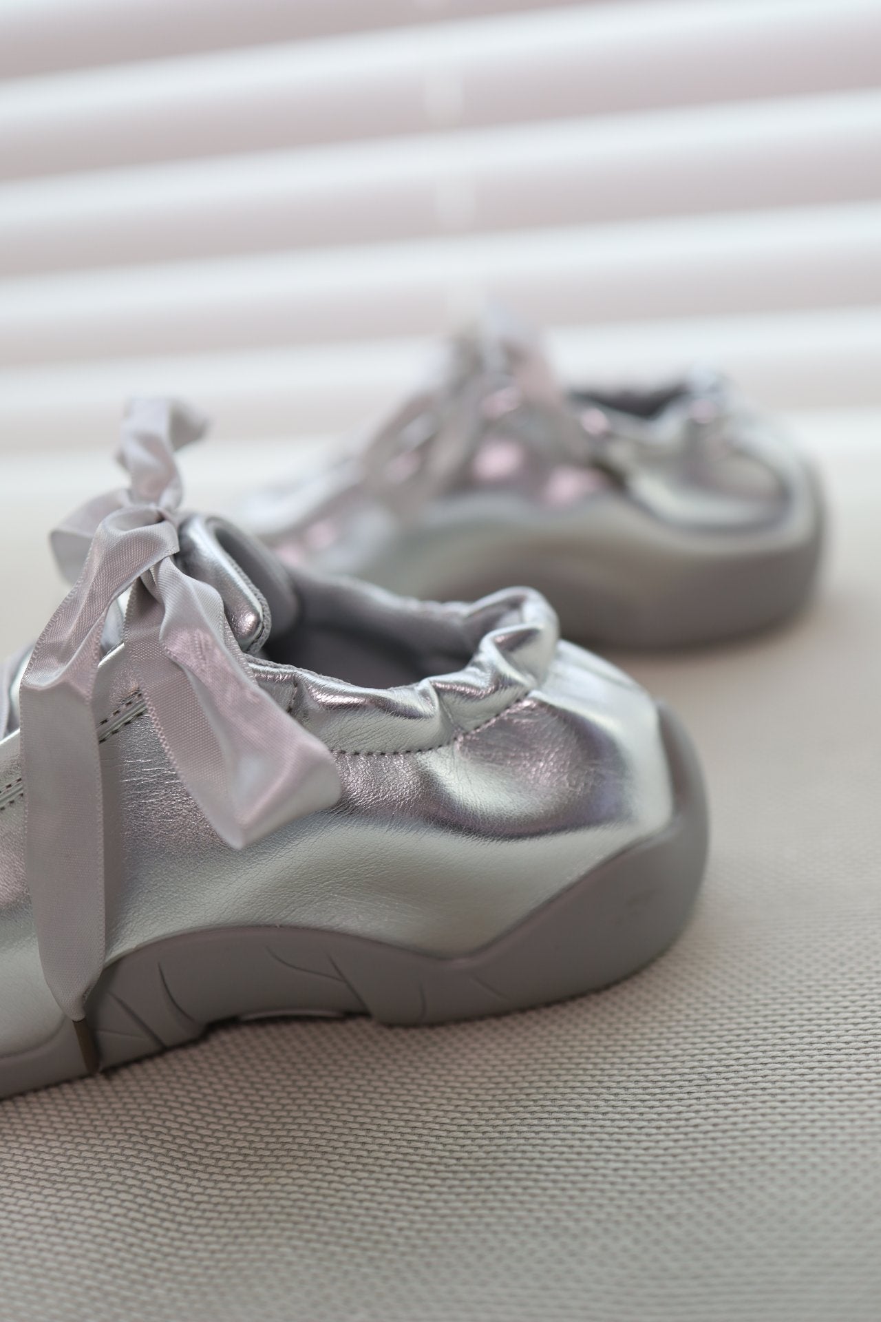 Shiny Ribbon Silver Sneakers