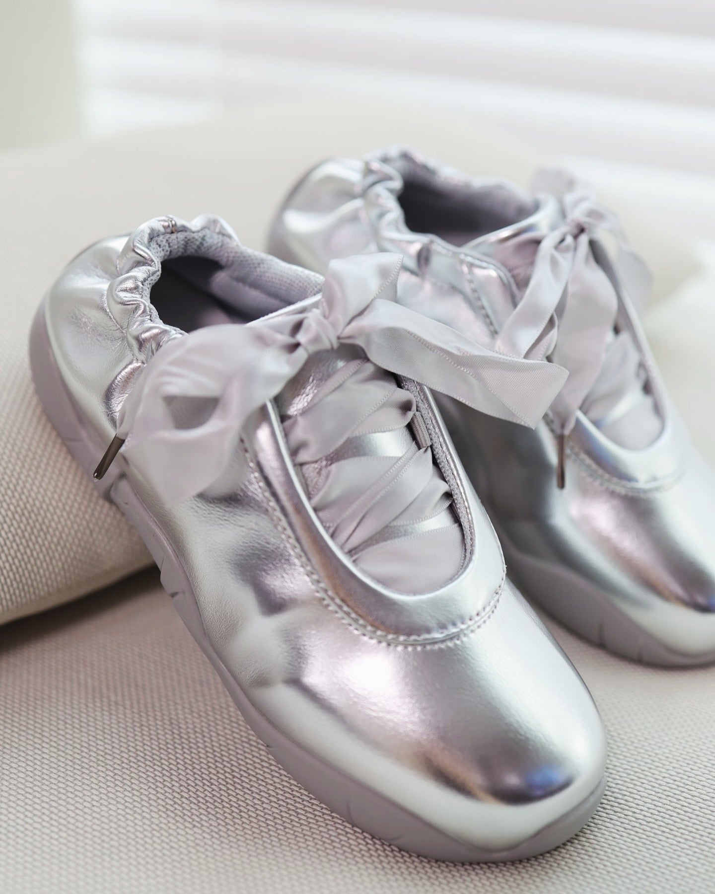 Shiny Ribbon Silver Sneakers