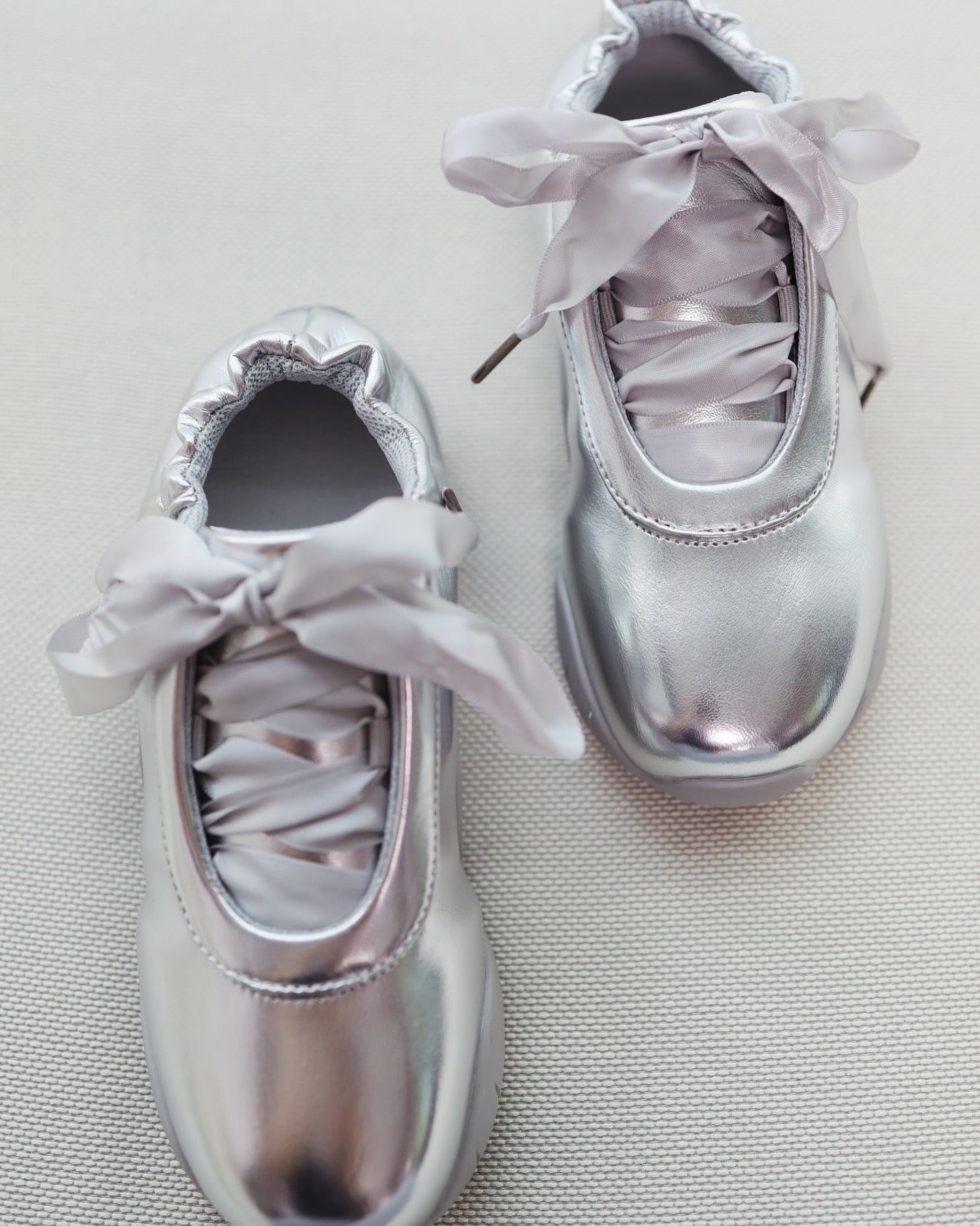 Shiny Ribbon Silver Sneakers