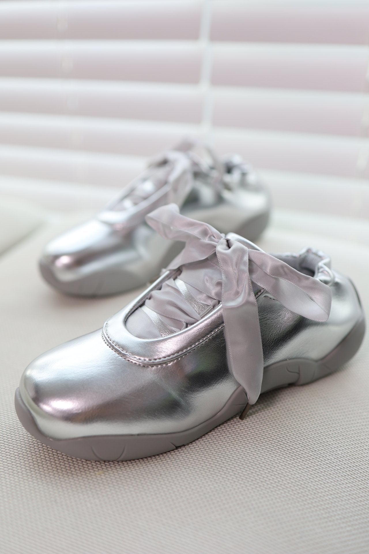 Shiny Ribbon Silver Sneakers