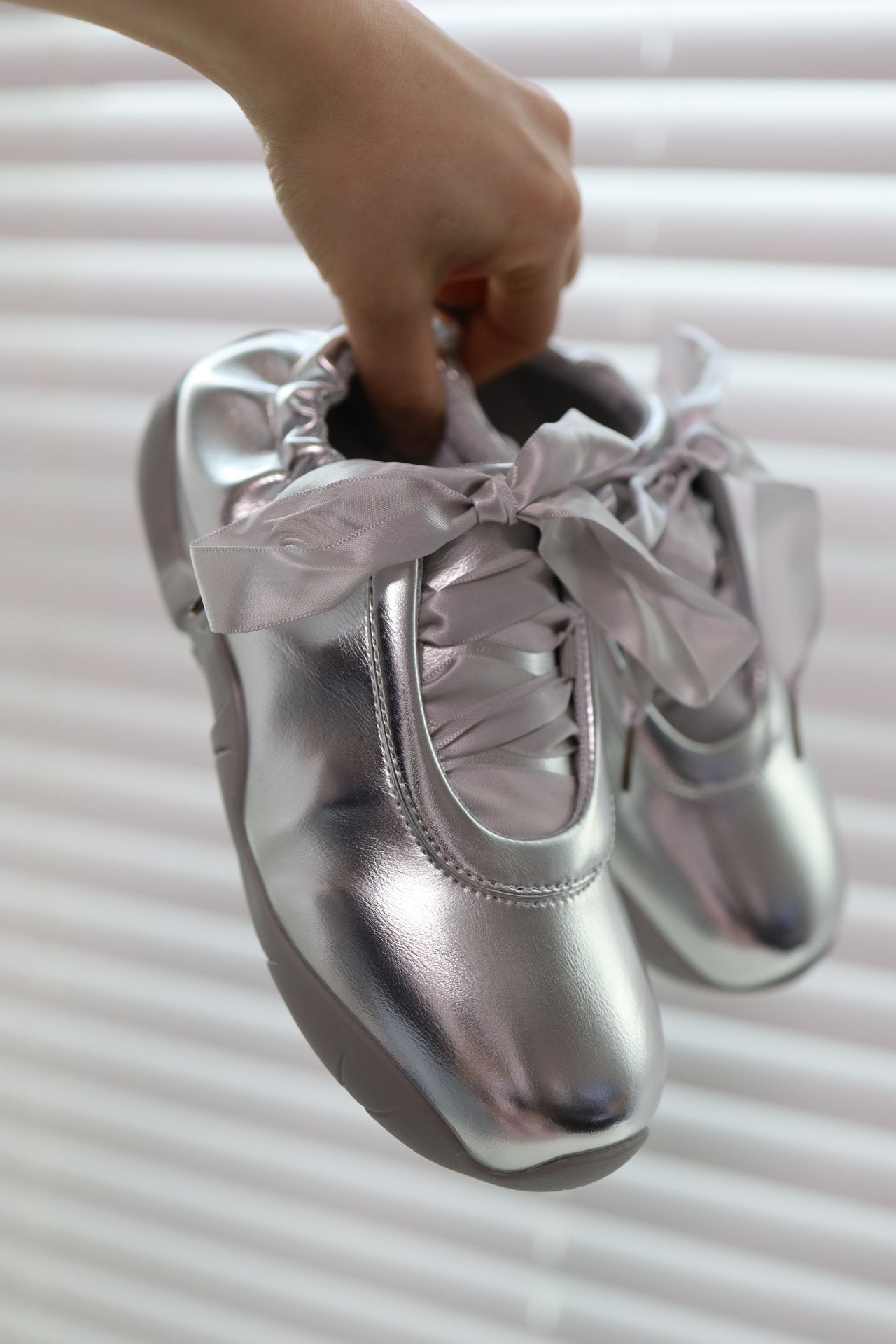 Shiny Ribbon Silver Sneakers